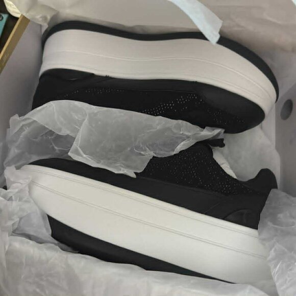 Michael Kors Hayes Leather Sneakers NEW W/BOX SOLD OUT! - Picture 4 of 6